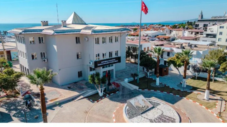 Seferihisar Belediyesi'nde Akılalmaz Olay! Engelli Çalışanın Üzerine Kolonya Döküp Ateşe Verdiler