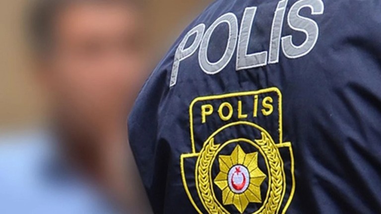 Kozan'da Gerilim Dolu Anlar: Polis Memuru Balkondan Ateş Açtı, İl Emniyet Müdürü İkna Etti
