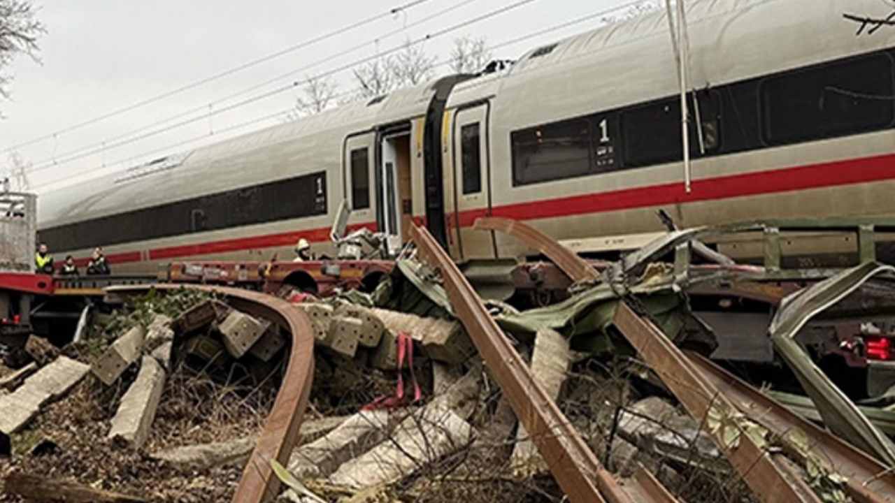 Hamburg'da Hızlı Tren TIR'a Çarptı
