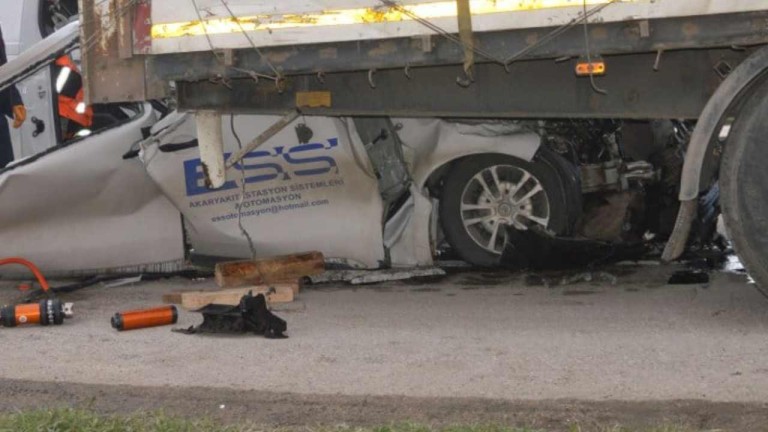 Samsun-Ankara Yolunda Kanlı Kaza: Minibüs Tıra Arkadan Çarptı! 1 Ölü, 2 Yaralı