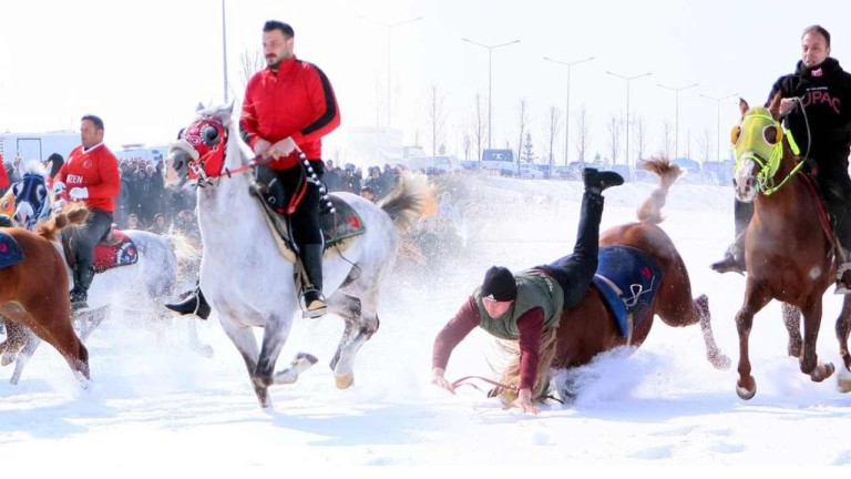 Erzurum'da Kar Üstünde Mahalli At Yarışı Heyecanı Yaşandı