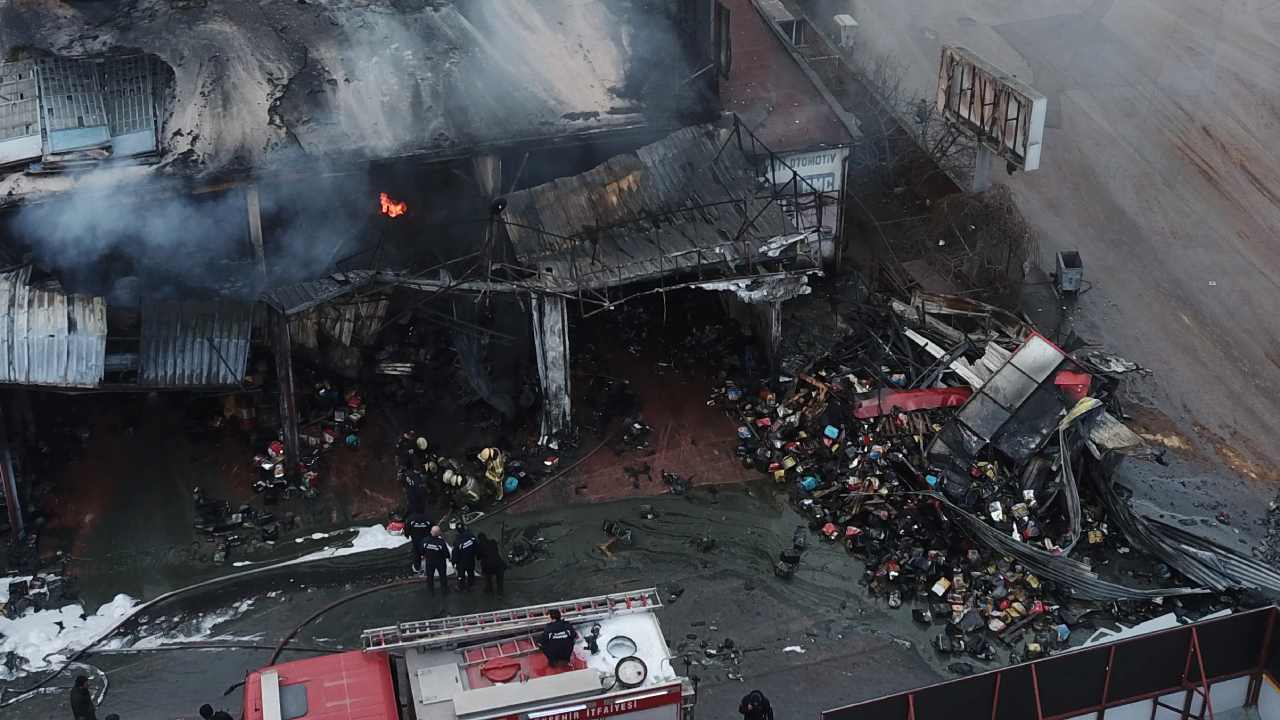 Bursa'da Motor Yağı Deposu Alev Alev Yandı