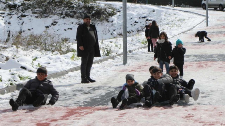 Samsun'da Çocuklar Kar Tatilinin Tadını Çıkardı: Parklar Beyaz Eğlenceye Dönüştü