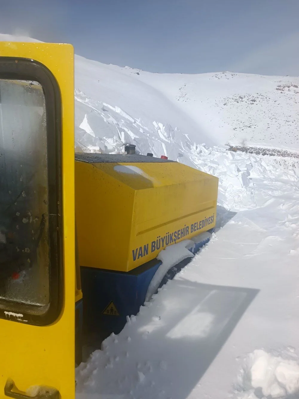 Çığ İş Makinesinin Üzerine Çığ Düştü, Operatör Kabinde Mahsur Kaldı