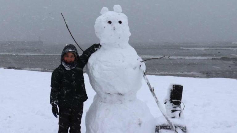 Karadeniz'i Kar Esir Aldı: 380 Yerleşim Yerine Ulaşım Koptu