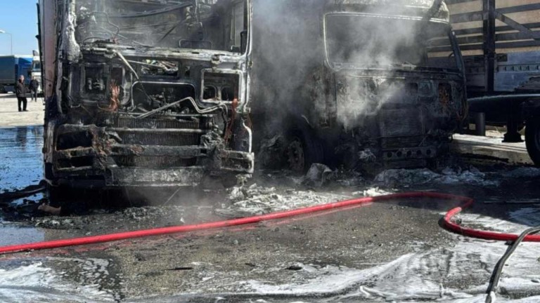Eskişehir'de Park Halindeki Tırlar Alev Alev Yandı