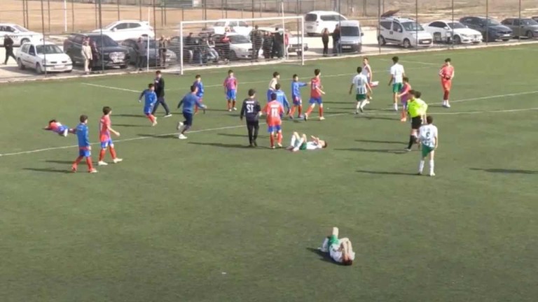 Afyon U14 Yarı Finalinde Ortalık Karıştı: Yumruklar Havada Uçuştu