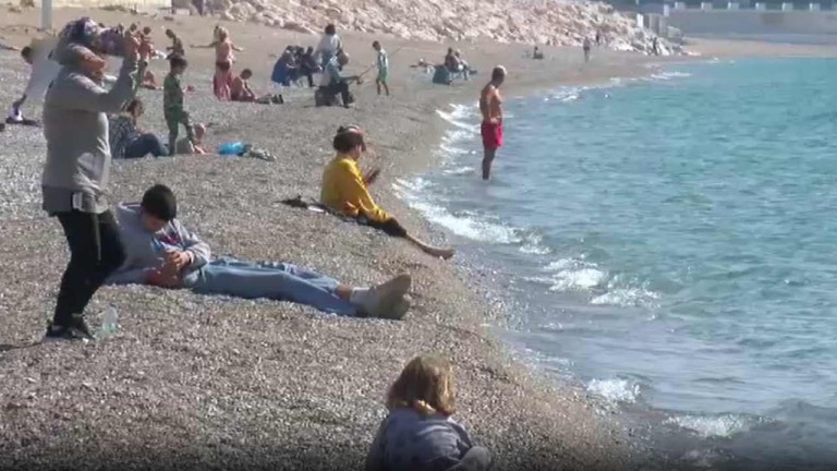 Antalya'da Erken Yaz Coşkusu: Sahiller Doldu Taştı, İğne Atsan Yere Düşmez