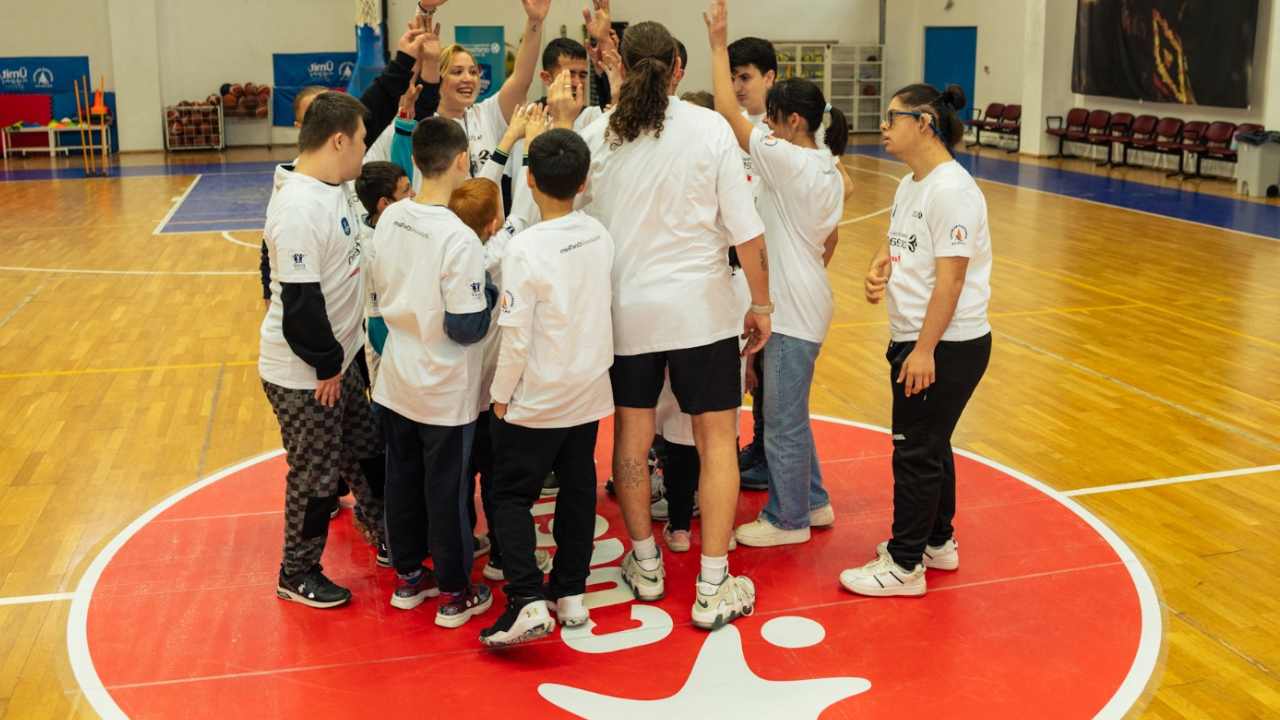 Anadolu Efes'ten Antalya'da Özel Sporculara Destek Verdi