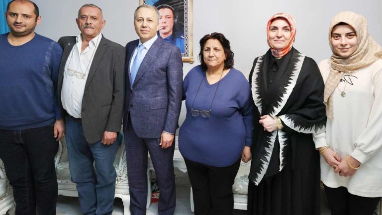 Bakan Yerlikaya'dan Şehit Emniyet Amiri Pilot Cemil Gülen’in Ailesine Anlamlı Ziyaret