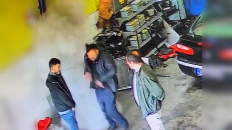 Diyarbakır'da Oto Tamirhanesinde Soba Patladı, O Anlar Kamerada