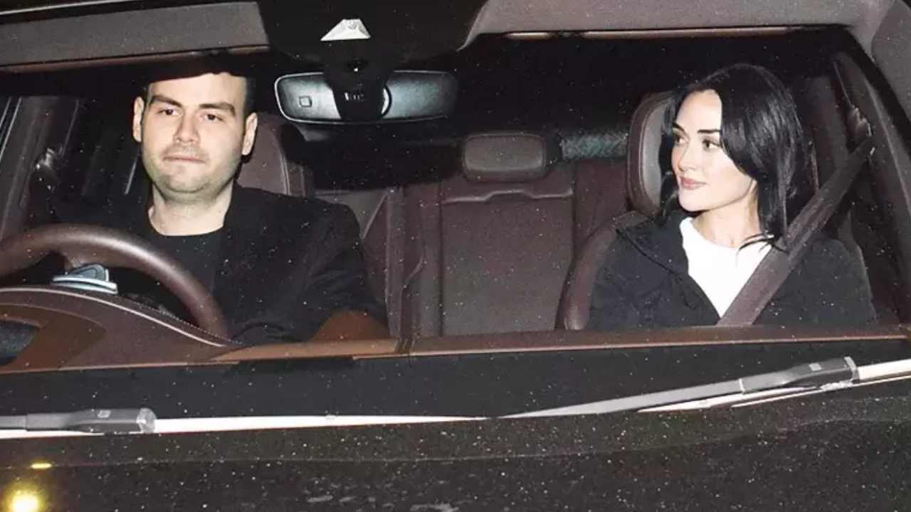 Esra Bilgiç ve DJ Faruk Sabancı Arabada