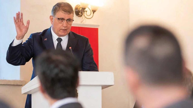 Başkan Cemil Tugay'dan Güçlü Mesaj: 'Demokrasiye Sahip Çıkalım'