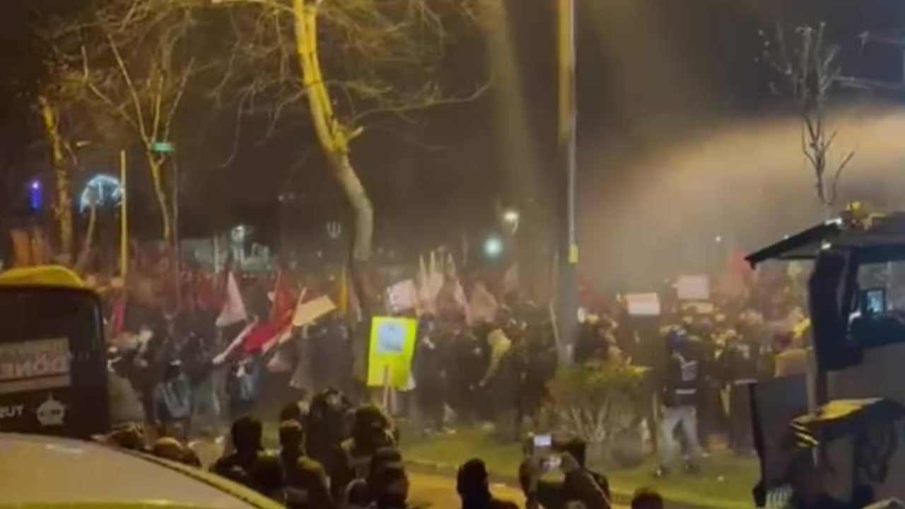 Bursa'da İmamoğlu Protestosuna Polis Müdahalesi