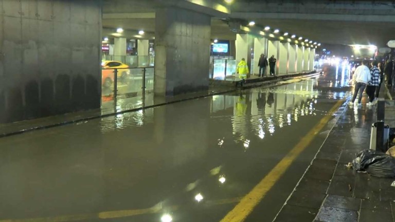 Ankara'da Sağanak Yağış Hayatı Felç Etti: Cadde ve Sokaklar Suyla Doldu