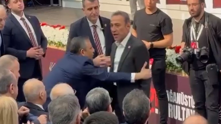 CHP Kurultayında 5 Dakikalık Kriz: Berhan Şimşek Adaylığı Kaçırdı, Özgür Özel ile Tartıştı