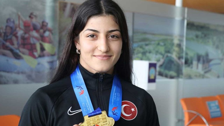 Elvira Kamaloğlu'ndan Avrupa Güreş Şampiyonası'nda Gümüş Madalya