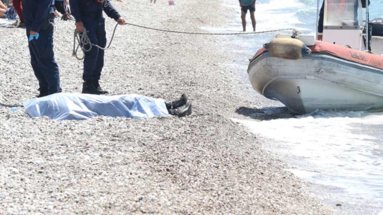 Antalya'da Elbiseleriyle Denize Giren Kişi Hayatını Kaybetti