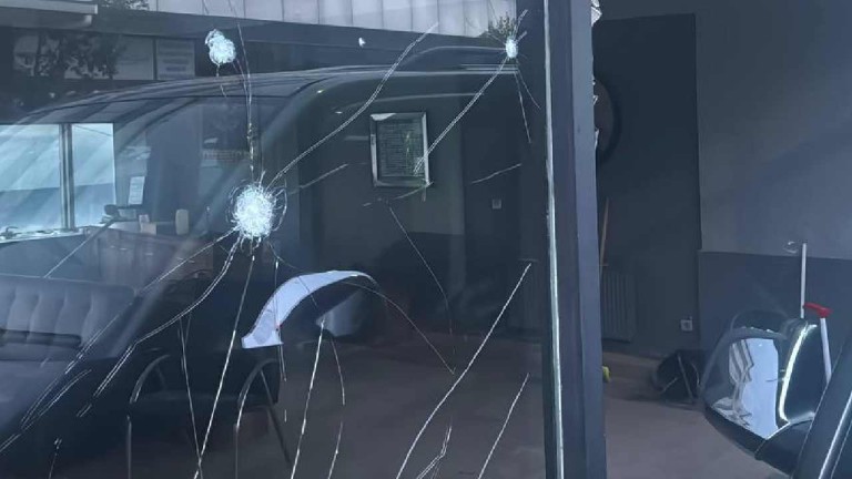 Bağcılar'da Oto Galeriye EYP Saldırısı: Maddi Hasar Var, Yaralı Yok