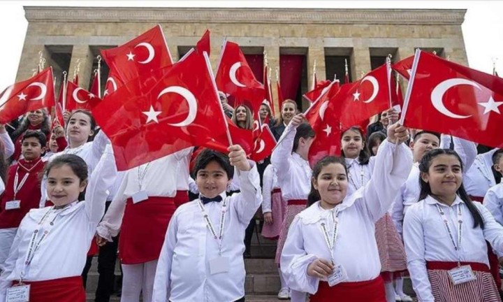 Milli Eğitim Bakanlığı'ndan 23 Nisan Etkinlikleri İçin Genelge: Milli Egemenlik Ruhu Çocuklara Aşılanacak