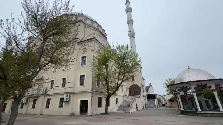 Arnavutköy'de 6,2 büyüklüğündeki depremde minaresi hasar gören Sıddık Camii mühürlendi!