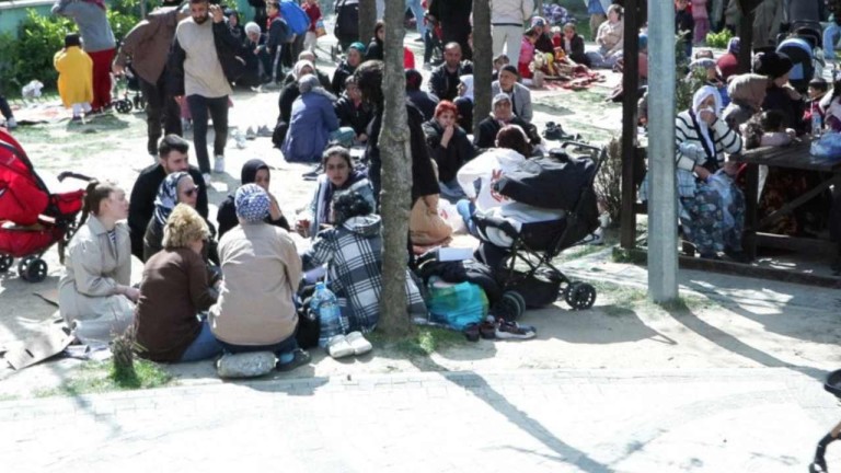 İstanbul'da deprem paniği: Vatandaşlar geceyi parklarda geçirmek için akın etti