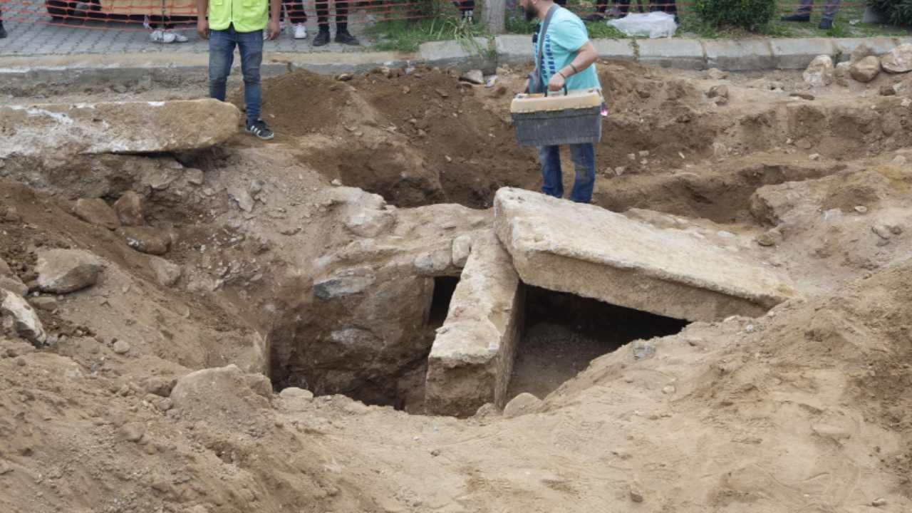 Aydın'da yol çalışmasında Roma dönemi kremasyon küpleri ve insan kemikleri ortaya çıktı!